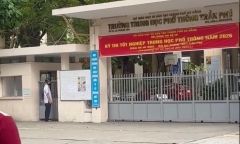 Một học sinh lớp 12 ngủ quên nên 