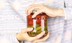 Cách mở nắp chai bị vặn quá chặt
