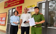 Tin tức thời sự 24h: Công an trao trả tiền chuyển khoản nhầm cho người dân
