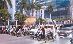 Hà Nội xem xét tăng phí trước bạ, phí biển số xe chạy xăng, dầu từ quý III/2025