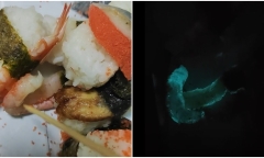 Mua sushi về thưởng thức, cô gái tá hỏa khi thấy 