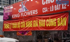 Hà Nội: Ế khách mua sắm, chợ hoa siêu giảm giá ngày 30 Tết
