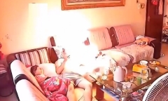 Video: Ông bố cởi trần hút thuốc lá, gây ra vụ cháy hi hữu 