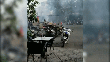 Tạm giam người đàn ông đi xe Jeep đốt pháo sáng, 