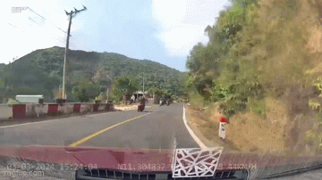 Nam thanh niên vung mã tấu chém vào ô tô trên quốc lộ để quay clip 