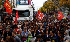 Trăm nghìn người Paris đổ xuống đường phố, phản đối giá cả leo thang