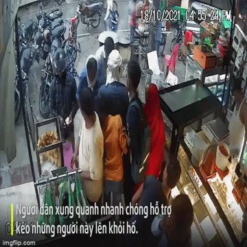 Video: Rùng mình khoảnh khắc cả nhóm người bất ngờ rơi thẳng xuống “hố tử thần”