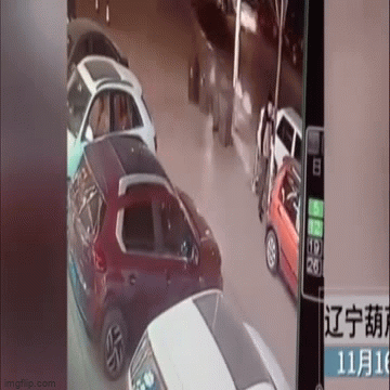 Video: Nam thanh niên may mắn 2 lần liên tiếp thoát khỏi bàn tay “tử thần”