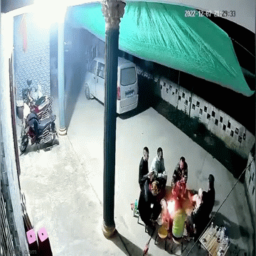 Cả gia đình chạy tán loạn vì sự cố hãi hùng khi đang sưởi ấm bên bếp than