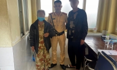 CSGT Hà Nội giúp cụ bà 76 tuổi đi lang thang trên cầu Chương Dương tìm người thân