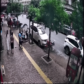 Video: Giật mình khoảnh khắc người đàn ông bất ngờ rơi xuống “hố tử thần”