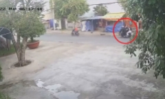 Video: Bị người đi đường vây bắt, tên cướp bỏ xe máy, chạy bộ thoát thân 