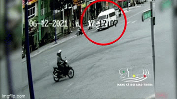 Video: Kinh hãi 2 thanh niên tông thẳng vào xe cứu thương, lộn nhiều vòng trước khi tiếp đất