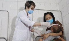 Bé trai 9 tháng tuổi bị bong vảy da toàn thân từ vết bọng nước nhỏ