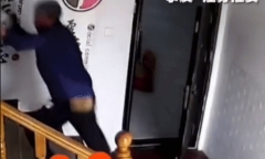 Clip: Người đàn ông trượt ngã xuống cầu thang và màn giải cứu