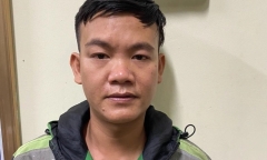 Nam thanh niên chăn dắt 2 người khuyết tật đi bán tăm, trả lương 7 triệu đồng/tháng
