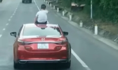 Để con trai 9 tuổi ngồi trên mui ô tô đang chạy, người mẹ bị tước bằng lái 2 tháng