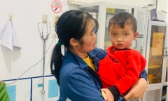Khám sức khoẻ cho cháu bé 2 tuổi mất tích vừa được tìm thấy