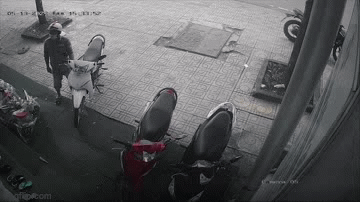 Video: Kẻ gian bẻ khóa trộm xe máy có 300 triệu đồng trong cốp