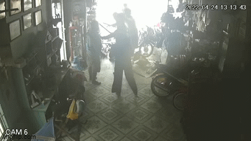 Vụ nhóm côn đồ kề mã tấu vào cổ chủ nhà vì 