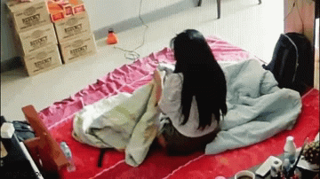 Video: Đang nằm xem phim cùng bạn trai, cô gái sợ hãi bỏ chạy vì