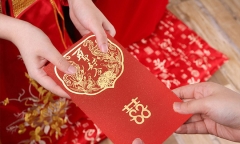 Tấm thẻ chứa 180 triệu đồng mẹ chồng tặng bỗng không có một xu, con dâu “sốc nặng” khi biết sự thật