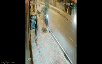 Nam thanh niên cầm hung khí có cán, lưỡi dài đập phá nhà dân, chém rớt camera
