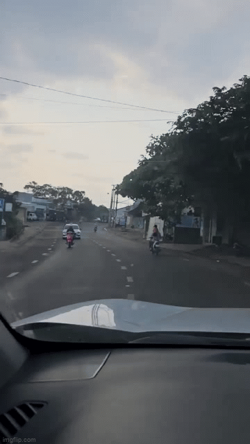 Kinh hãi cảnh người đàn ông chở bé gái