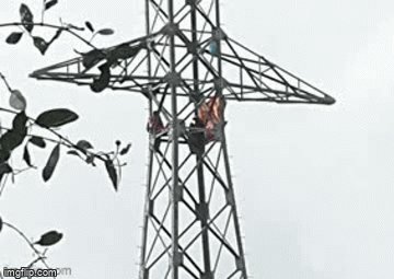 Hai người đàn ông ngồi vắt vẻo trên cột điện cao thế 30m ở Bạc Liêu