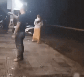 Đà Nẵng: Không cho gửi xe, nam thanh niên say xỉn phóng dao vào nhân viên quán nhậu