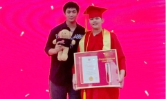 Ca sĩ Tim gây xúc động với lời nhắn nhủ con trai trong dịp đặc biệt