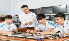 Từ 15/10 lương giáo viên trung cấp, cao đẳng được chia thành 5 bậc, cao nhất là 14,4 triệu đồng/tháng