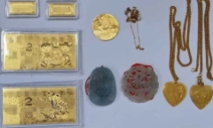 Dọn nhà giúp mẹ, cô gái