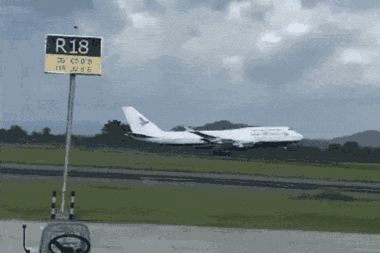 Động cơ bất ngờ bốc cháy ngay sau khi chiếc Boeing chở 468 người cất cánh