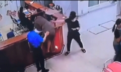 Vụ clip người đàn ông chồm qua quầy làm thủ tục, hành hung nhân viên y tế: Sở Y tế Nghệ An nói gì?
