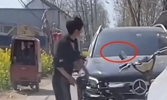 Người phụ nữ ném vỡ kính xe sang Mercedes-Benz vì ... trả thù cho luống tỏi