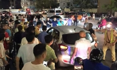 Tài xế vi phạm nồng độ cồn thông chốt kiểm tra, cảnh sát cùng người dân tập trung vây bắt