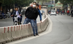 Trèo qua dải phân cách đi băng qua đường bị phạt không?
