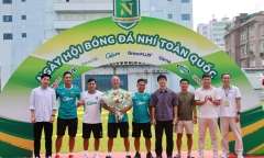 VFF trao Kỷ niệm chương cho HLV Guillaume Graechen sau gần 20 năm gắn bó với bóng đá trẻ Việt Nam