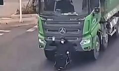 Clip: Cụ ông đi xe lăn lọt vào điểm mù, bị xe tải đẩy hàng trăm mét trên đường