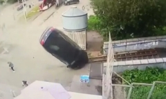 Ô tô mất lái lao lên cầu đi bộ, 2 người thoát chết trong gang tấc