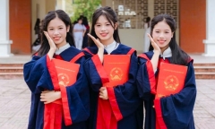  Cảm xúc vừa mừng vừa lo của người mẹ có 3 con gái sinh 3 cùng đỗ lớp 10 trường chuyên ở Ninh Bình