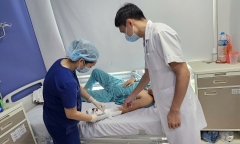 Tai nạn kinh hoàng khi làm việc khiến người đàn ông bị lột toàn bộ da bàn tay