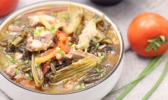 Cách nấu canh sườn sụn dưa chua chua ngọt thanh mát, đưa cơm ngày hè