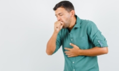 Cụ ông 87 tuổi vỡ dạ dày do người thân sơ cứu hóc dị vật quá mạnh