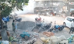 Clip: Dầu hỏa tràn lan, bốc cháy ngùn ngụt sau vụ lật xe bồn tại giao lộ