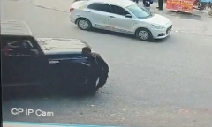 Clip: Tức giận vì bị yêu cầu ngừng bấm còi, tài xế lái ô tô đâm bảo vệ
