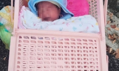 Thương tâm: Bé sơ sinh nằm trong giỏ nhựa, bị bỏ rơi trước công ty ở Đồng Nai 