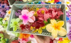Thu trăm triệu nhờ bán kẹp hoa sứ “hot trend”