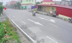 Hiện trường vụ hàng trăm lưới thép rơi từ xe đầu kéo, trúng đôi nam nữ đi xe máy